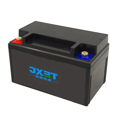 ¿Cuál es el efecto de un alternador defectuoso en la batería de una motocicleta?